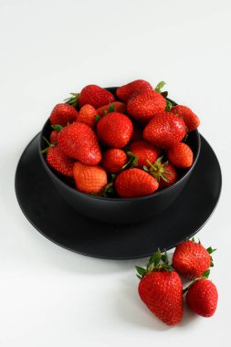 Beyaz arka planda çilek