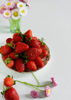 Beyaz arka planda çilek