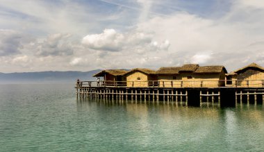 Gradishte, Makedonya - 15 Nisan 2017: Ohri Gölü üzerinde eski balıkçı kulübeleri. 