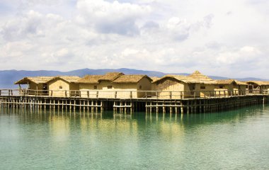 Gradishte, Makedonya (EYC) - 15 Nisan 2017: Ohri Gölü üzerinde eski balıkçı kulübeleri. Tarih öncesi kazık-konut yerleşim mükemmel inşası. İnanılmaz parlak sahne.