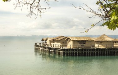 Gradishte, Makedonya - 15 Nisan 2017: Ohri Gölü üzerinde eski balıkçı kulübeleri. Tarih öncesi kazık-konut yerleşim mükemmel inşası. Muhteşem panoramik görünüm.