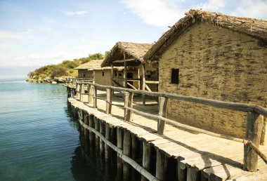 Gradishte, Makedonya - 15 Nisan 2017: Su üzerinde Antik dikdörtgen balıkçı kulübeleri. Sit alanı. 