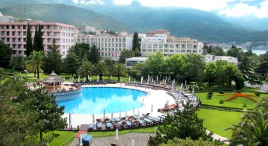 Becici, Karadağ - 24 Mayıs 2012: Hotel Iberostar Bellevue 4 harika panoramik manzarasını. Antrenmanlarına havuzu, genel binalar. Mükemmel bir tatil için ideal bir yer.                           
