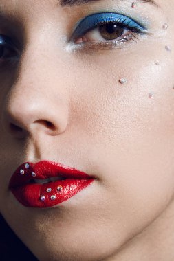 Yakın çekim moda model portre. Profesyonel makyaj mavi, kırmızı tonları. 