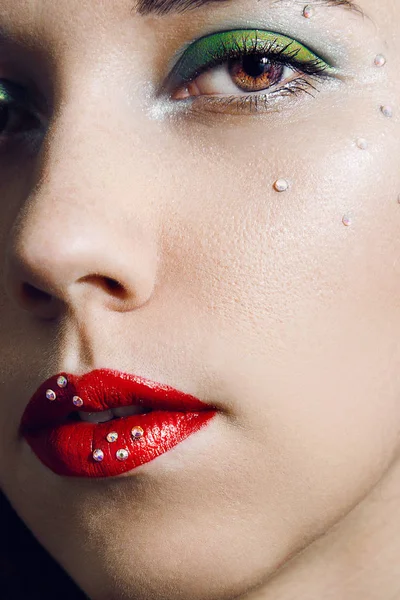 Närbild Mode Modell Porträtt Professionell Makeup Gröna Och Röda Nyanser — Stockfoto