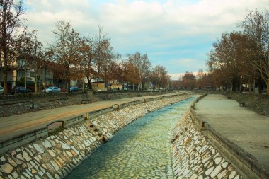 Nehri'nin çatlak Maria (Luda Mara) dağ kavadar, Makedonya binalar tarafından çevrili. Güzel cityscape Tikvesh şarap bölgesi. Vahşi doğanın huzur.