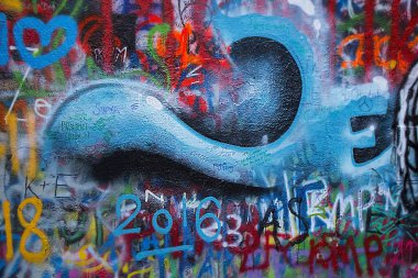 Prague, Çek Cumhuriyeti - 19 Şubat, 2016: renkli grafiti ile ünlü John Lennon duvar parçası. İnsanların yaratıcılık. 