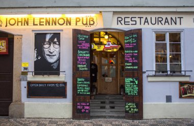 Prague, Çek Cumhuriyeti - 19 Şubat, 2016: girişinde ünlü John Lennon pub ve restoran Prag'ın merkezi. Gece görünümü.