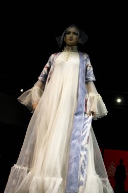 Taşkent, Özbekistan - 27 Ekim, 2018: yakın çekim modeli pistte, Moda Show çizgi 2018. Alevini Atelier koleksiyonu. Çağdaş şık beyaz elbise etnik tarzda. Düğün kıyafeti