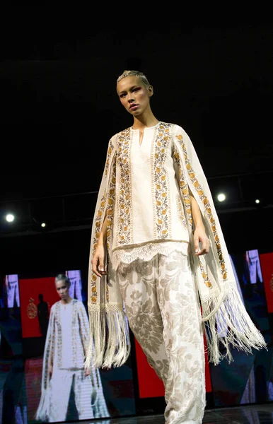 Tashkent Uzbekistán Octubre 2018 Modelo Pasarela Fashion Show Line 2018 — Foto de Stock