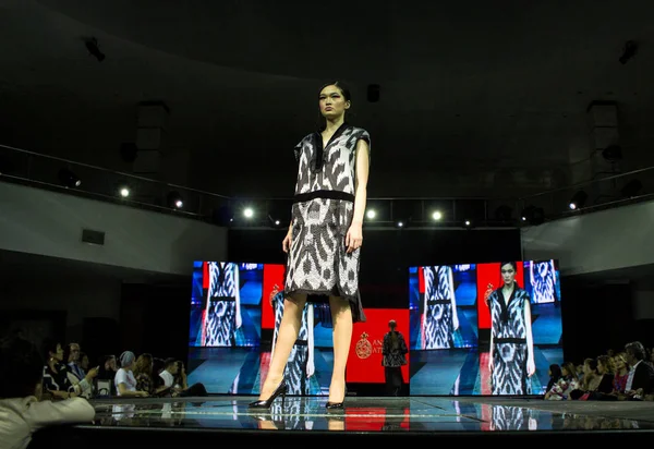 Tashkent Uzbekistán Octubre 2018 Modelo Pista Fashion Show Line 2018 — Foto de Stock
