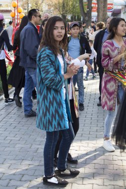 Geleneksel kıyafetler içinde Özbek genç kadınlar.