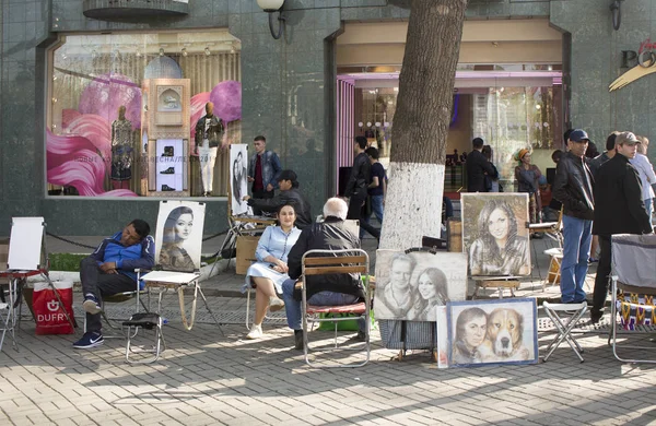 Los artistas dibujan, venden cuadros en la calle Tashkent Imagen de stock