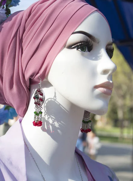 Mannequin in traditionele Oezbeekse sieraden, tulband. Rechtenvrije Stockfoto's