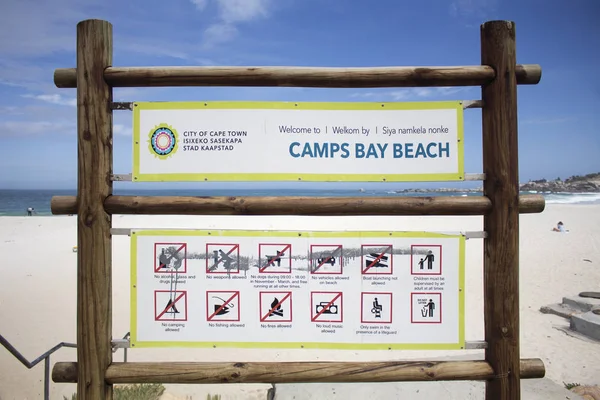 El signo de Camps Bay Beach, Ciudad del Cabo . Imágenes de stock libres de derechos