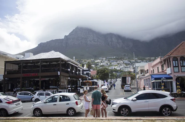 Turister på Camps Bay Street. Kapstaden. Stockbild