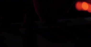 DJ Ses Kontrol Konsolu. Müzik aletleri. Sentezleyicilerle oynuyorum. Yakın plan. Konser. Gece kulübü partisi. Ses mühendisi sesi ayarlar. Yaşa. Mashup. Müzik performansı. Çalışmada DJ.