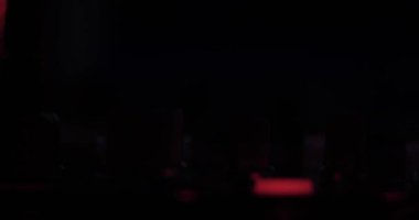 DJ Ses Kontrol Konsolu. Müzik aletleri. Sentezleyicilerle oynuyorum. Yakın plan. Konser. Gece kulübü partisi. Ses mühendisi sesi ayarlar. Yaşa. Mashup. Müzik performansı. Çalışmada DJ.
