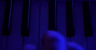 DJ Ses Kontrol Konsolu. Müzik aletleri. Sentezleyicilerle oynuyorum. Yakın plan. Konser. Gece kulübü partisi. Ses mühendisi sesi ayarlar. Yaşa. Mashup. Müzik performansı. Çalışmada DJ.