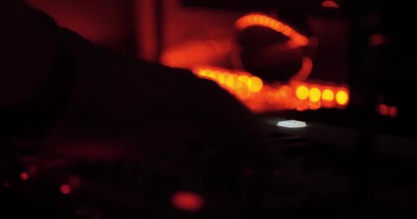 Sound Control Console Musikutrustning Spelar Synthesizers Närbild Konsert Nattklubbsfest Ljudtekniker — Stockvideo