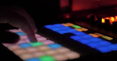 DJ Ses Kontrol Konsolu. Müzik aletleri. Sentezleyicilerle oynuyorum. Yakın plan. Konser. Gece kulübü partisi. Ses mühendisi sesi ayarlar. Yaşa. Mashup. Müzik performansı. Çalışmada DJ.