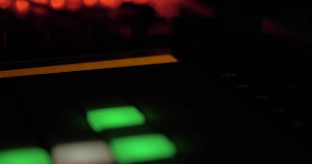 Sound Control Console Hudební Vybavení Hraju Syntezátory Detailní Záběr Koncert — Stock video