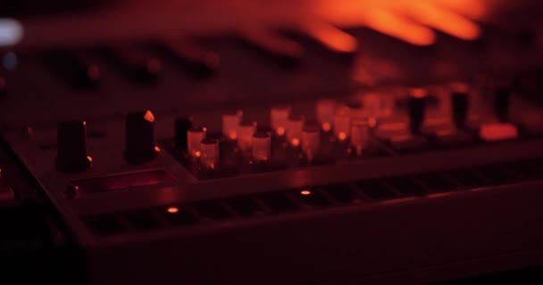 Sound Control Mischpult Musikalisches Equipment Spielen Auf Synthesizern Nahaufnahme Konzert — Stockvideo