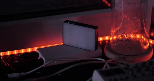 Console de contrôle sonore DJ. Matériel de musique. Jouer sur des synthétiseurs. Gros plan. Concert. Soirée discothèque. Ingénieur du son Ajuste le son. En direct. Du mashup. Performance musicale. DJ sur le travail .