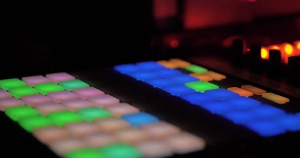 Sound Control Console Attrezzature Musicali Giocando Con Sintetizzatori Primo Piano — Video Stock