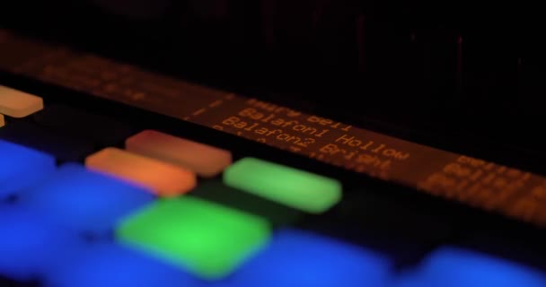 Sound Control Mischpult Musikalisches Equipment Spielen Auf Synthesizern Nahaufnahme Konzert — Stockvideo