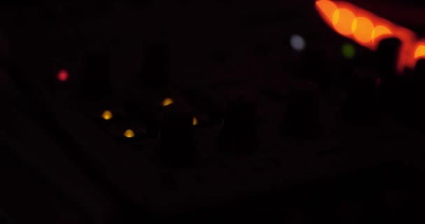 Sound Control Mischpult Musikalisches Equipment Spielen Auf Synthesizern Nahaufnahme Konzert — Stockvideo