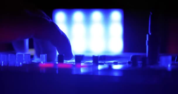 Dj声控控制台音乐设备 玩合成器 协奏曲夜店派对声音工程师调整声音 活的马沙普音乐表演 Work — 图库视频影像