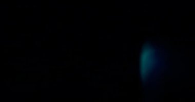 Cold Flash Light Kara Arkaplanda Sızıntı Yapıyor. Üst üste koy. Dönüşüm. Video Renk Filtreleri. Hafif Strobe. Fotoğraf Flaşı.