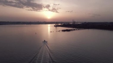 Gün batımında balıkçılık limanında uçuş. Hava Görüntüleme Videosu