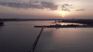 Gün batımında balıkçılık limanında uçuş. Hava Görüntüleme Videosu