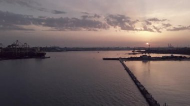 Gün batımında balıkçılık limanında uçuş. Hava Görüntüleme Videosu