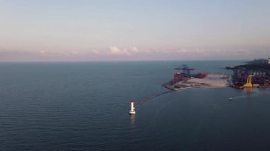 Hava görüntüsü. Sunset Limanı 'nın üzerinde uçmak. Deniz Limanı