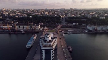 Hava görüntüsü. Sunset Limanı 'nın üzerinde uçmak. Deniz Limanı