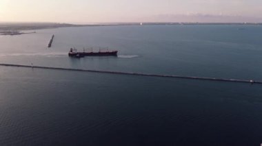 Hava görüntüsü. Sunset Limanı 'nın üzerinde uçmak. Deniz Limanı