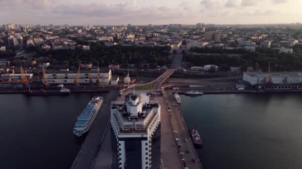Vue Aérienne. Survoler le port au coucher du soleil. Port maritime