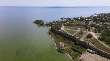 Antik Akkerman Kalesi 'nin üzerinden uçuş. Estuary 'deki kale..