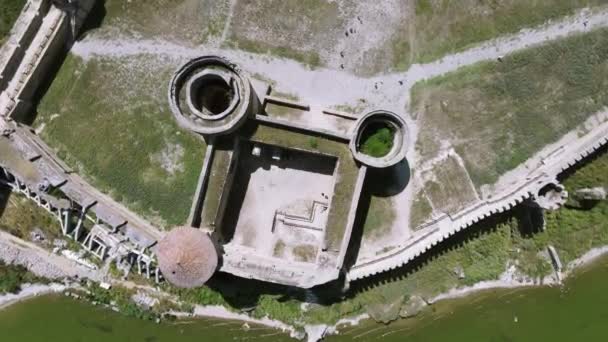アッカーマン要塞の上空を飛行する 河口の砦 — ストック動画
