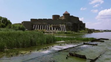 Antik Akkerman Kalesi 'nin üzerinden uçuş. Estuary 'deki kale..