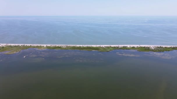Vol au-dessus du banc de sable marin. Vacances sur la mer Noire.