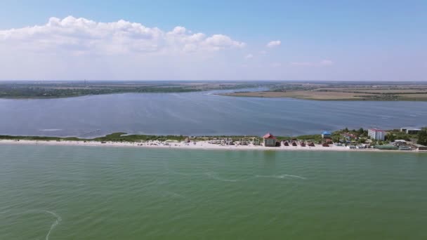 Vol au-dessus du banc de sable marin. Vacances sur la mer Noire.