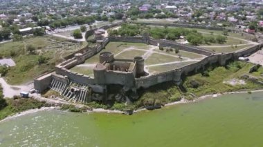Antik Akkerman Kalesi 'nin üzerinden uçuş. Estuary 'deki kale..