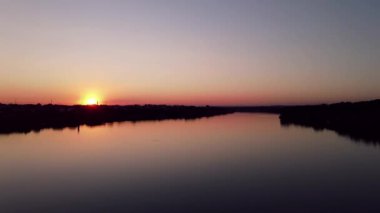 Günbatımında Estuary üzerinde uçuş. Hava Görünümü