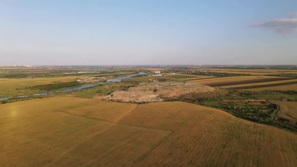 Prados Con Trigo Vista Aérea Vuelo Sobre Aldea Ucraniana — Vídeos de Stock