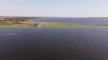Estuary 'de kamp yapmak. Yaz tatili. Hava Görünümü.