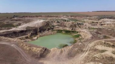 Çalılıklarda taş ocağını su bastı. Madencilik ve Taş ocağı. Hava Görünümü